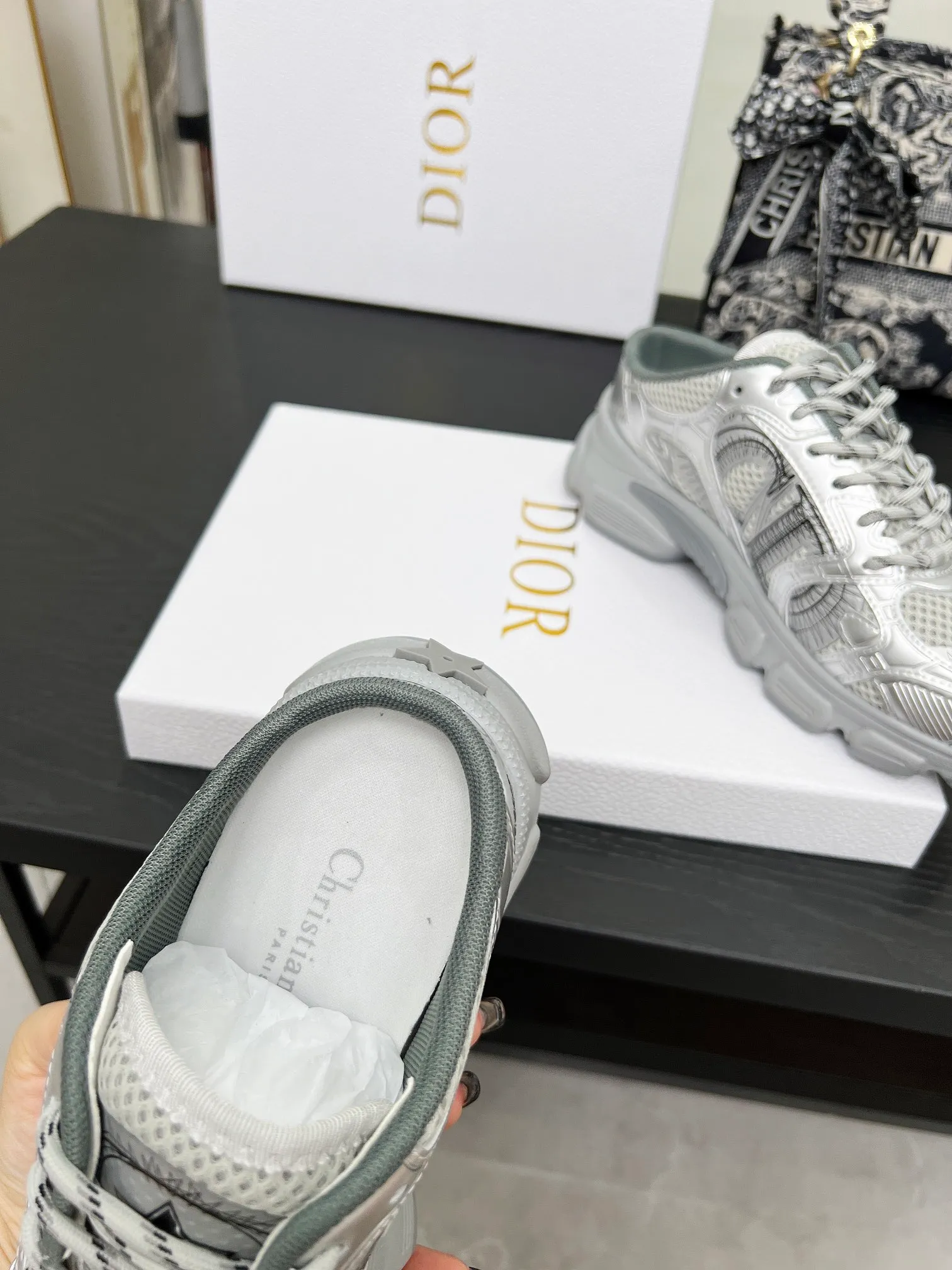 p560🐮🐮This Dior Chrono sports half slipper reinterprets running shoes with Dior's haute couture style. Gray mesh fabric is paired with tonal suede calfskin panels, the CD logo on the side, the star patch on the tongue and the Dior logo on the heel, all in classic fine detail. Featuring two-tone laces and a lightweight sole with star graphics, they can be worn year-round. Size: Women’s size 35-41 (35/42 can be customized) Men’s size 40-46 (men’s version is being printed) Color: 12 colors available